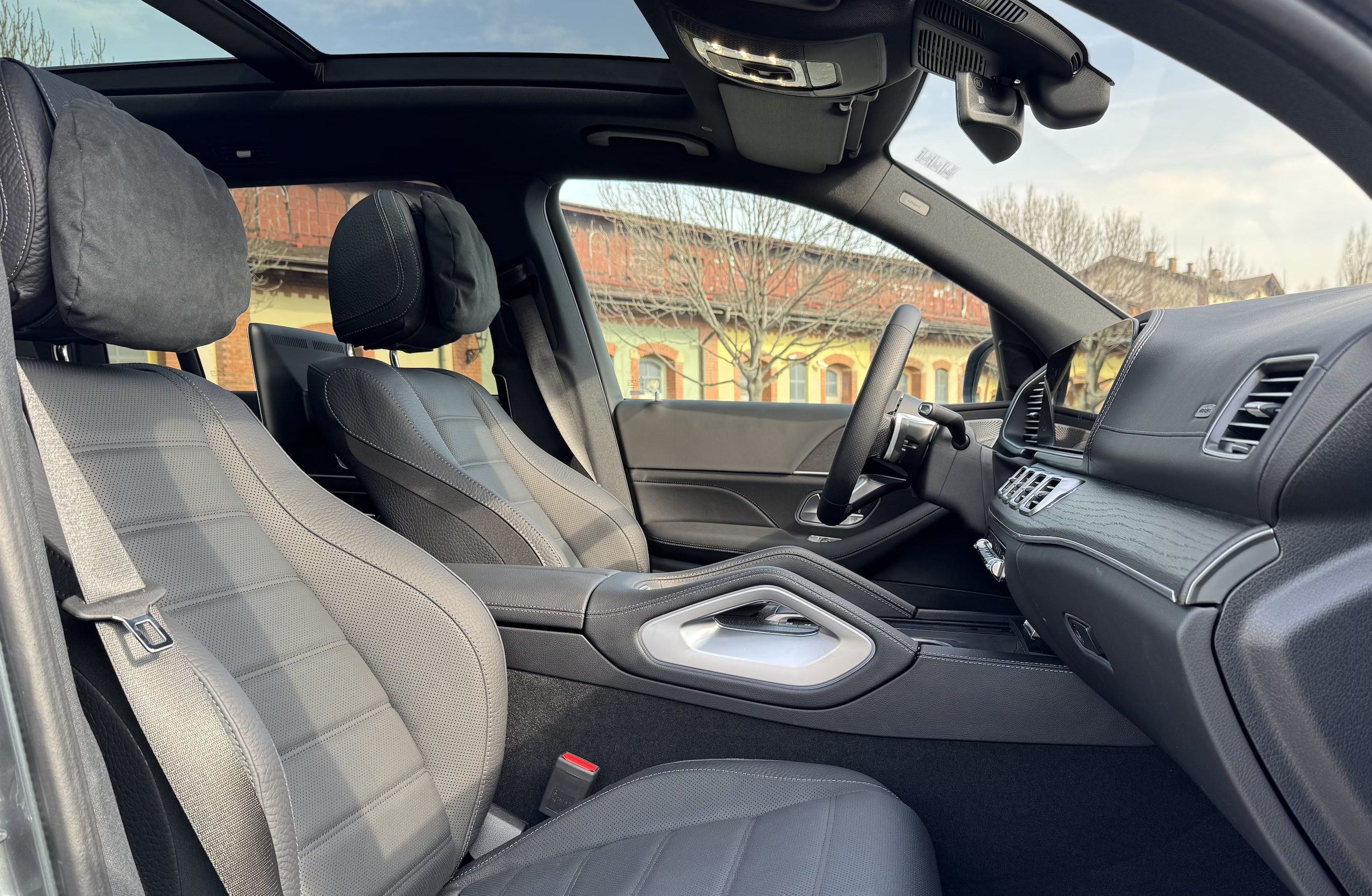 MERCEDES GLS 450d AMG ULTIMATE | FACELIFT | SKLADEM | ČESKÉ PŘEDVÁDĚCÍ AUTO | ŠEDÁ S ČERNOU KŮŽÍ | MAXIMÁLNÍ VÝBAVA | MBUX TABLETY VZADU | VIP SLEVA | NÁKUP ONLINE | AUTOiBUY.com
